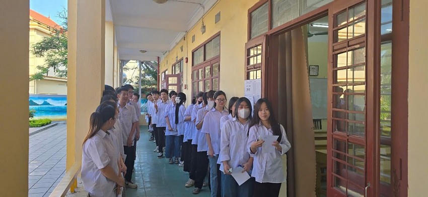 Các thí sinh xếp hàng vào thi.