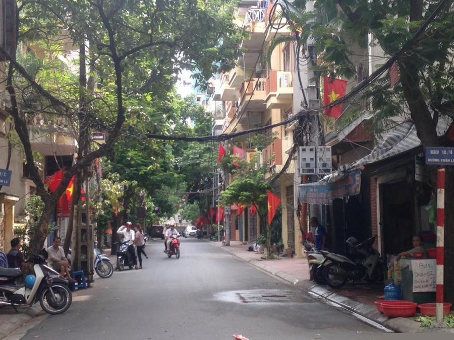 Cũng như những con đường khác của Thủ đô, đường Xuân La cũng đang khoác lên mình một diện mạo mới với những lá cờ đỏ sao vàng được treo dọc đường.