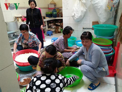 Các tấm lòng nhân ái đến lo bữa cơm trưa tại quán cơm "0 đồng".