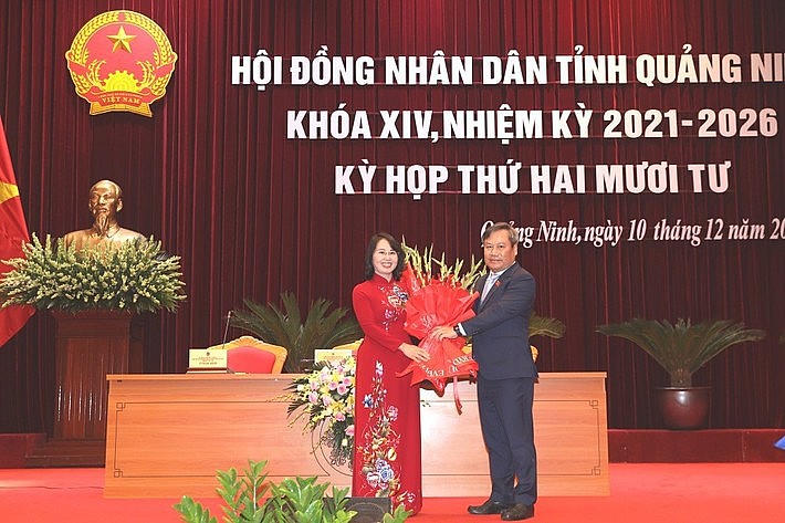 Bí thư Tỉnh ủy Vũ Đại Thắng tặng hoa chúc mừng Phó Bí thư Thường trực Tỉnh ủy Trịnh Thị Minh Thanh trúng cử chức danh Chủ tịch HĐND tỉnh. Ảnh: Đỗ Phương