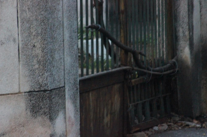 Những cánh cổng đã có tuổi, hoen rỉ, sập sệ theo thời gian (Ảnh:Văn Đại)