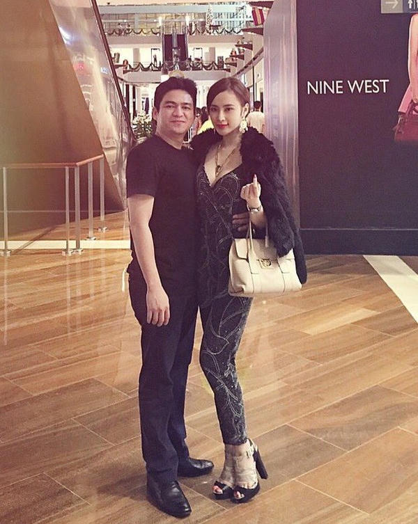 Hình ảnh thân thiết giữa "bà mẹ nhí" và bạn trai lớn tuổi tại Singapore. Ảnh: Internet