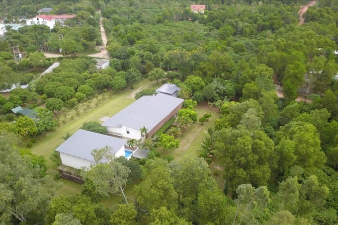 Khuôn viên nhà vườn đồ sộ của ca sĩ Mỹ Linh.