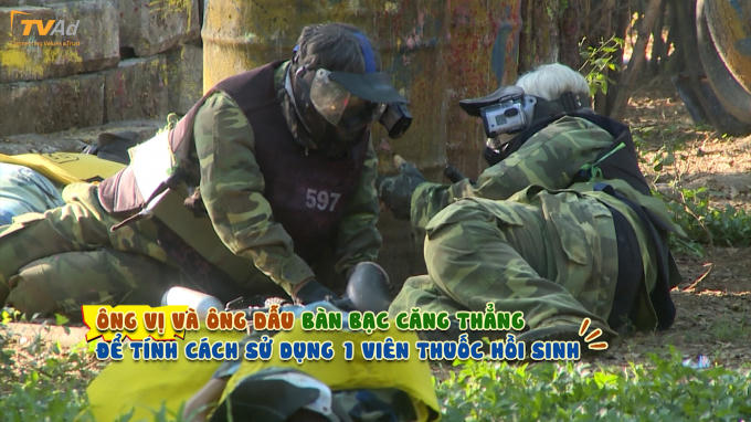  3 người lính già như được sống lại thời trai trẻ.