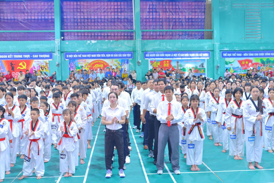 Huấn luyện viên, bồi dưỡng viên và võ sinh tham dự Kỳ thi.