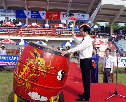 Ông Hoàng Xuân Minh, Chủ tịch UBND quận Đồ Sơn đánh trống khai mạc vòng loại Lễ hội chọi trâu Đồ Sơn năm 2016.