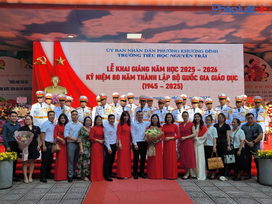 Các lãnh đạo tới tham dự chụp ảnh lưu niệm cùng thầy cô trong trường.