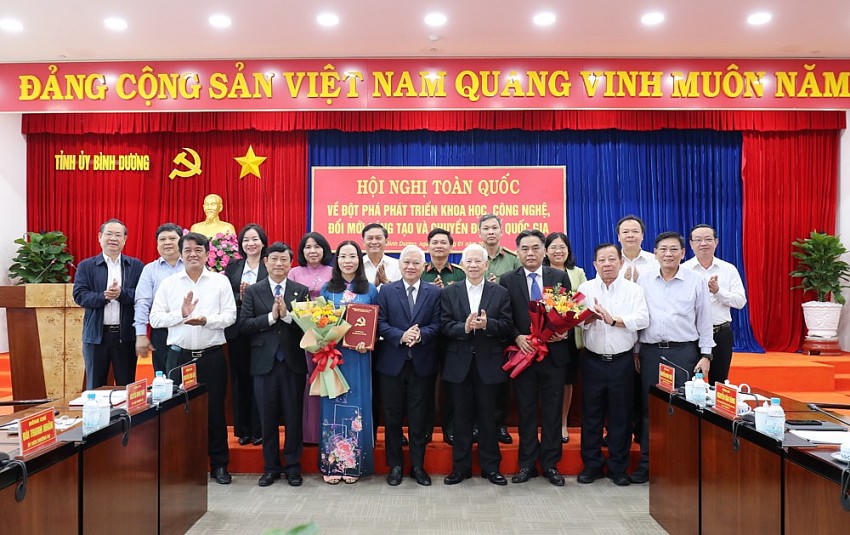 Lãnh đạo tỉnh Bình Dương chúc mừng, công bố và trao Quyết định của Ban Bí thư Trung ương Đảng về công tác cán bộ cho ông Nguyễn Lộc Hà, bà Nguyễn Thị Tuyết Thanh.