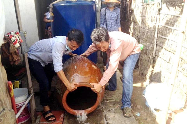 “Người dân tự diệt muỗi, lăng quăng (bọ gậy) phòng chống dịch bệnh do vi rút Zika và sốt xuất huyết”. Ảnh: Internet.
