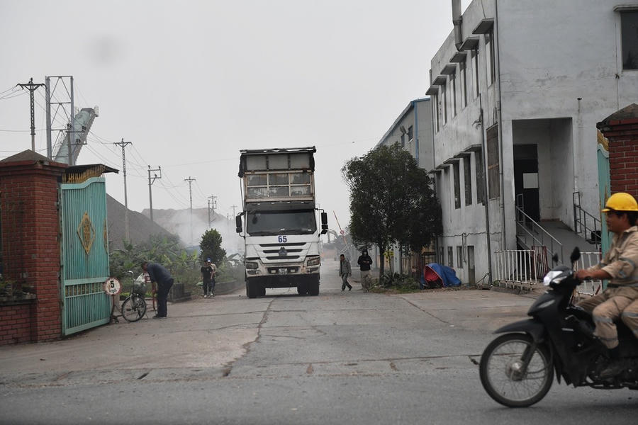 Những xe siêu cơi nới này ngang nhiên hoạt động vận chuyển hàng từ cảng đến các kho bãi và ngược lại.