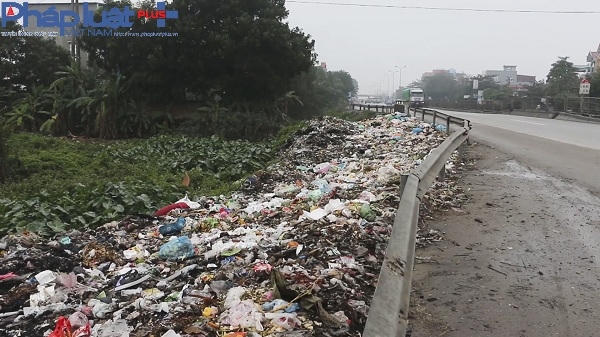 Rác ngập ngụa trên một đoạn quốc lộ 5 qua huyện Cẩm Giàng, tỉnh Hải Dương