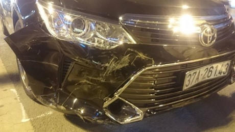 Chiếc xe ô tô gây tai nạn liên tiếp.