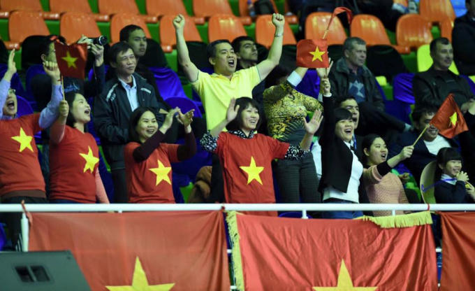 Cộng đồng người Việt Nam tại Uzbekistan cổ vũ đội tuyển Futsal Việt Nam trong giải đấu tại Tashkent năm 2016. Ảnh: NVCC.