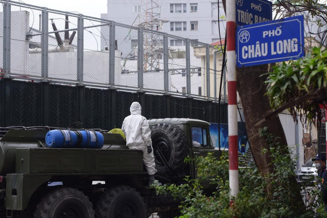 Sau khi tiến hành cách ly toàn bộ các hộ dân ở phố Trúc Bạch do liên quan đến ca nhiễm Covid-19 thứ 17, lực lượng quân đội đã tiến hành khử trùng các khu vực trong diện nguy hiểm ở quận Ba Đình, Hà Nội.
