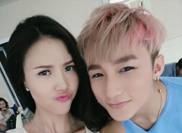 Ngọc Châm thân thiết bên Sơn Tùng. Ảnh: Internet