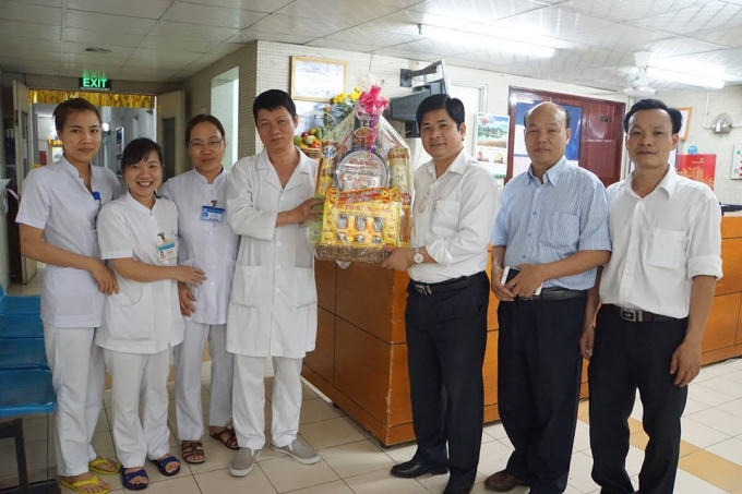 Khoa Điều trị Cán bộ cao cấp vui mừng khi được lãnh đạo đến thăm.