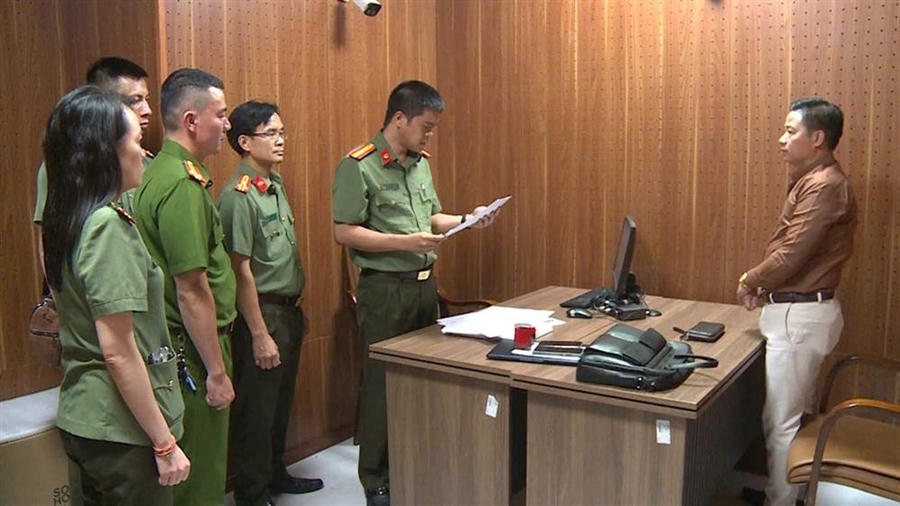 Cơ quan An ninh điều tra thông báo quyết định khởi tố bị can đối với ông Sỹ Anh Tuyên. Ảnh: Bộ Công an