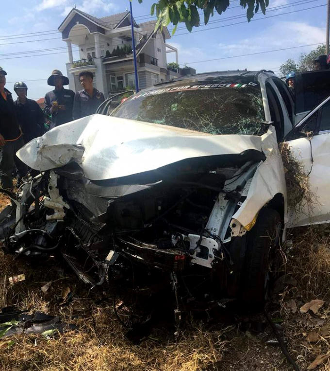 Một xe ô tô khác hư hỏng.