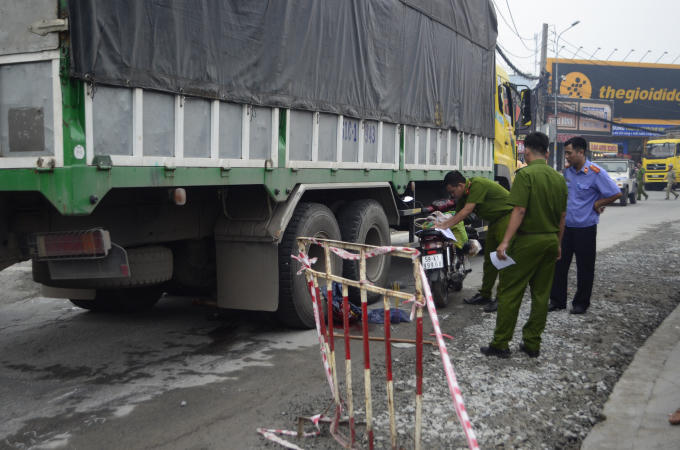 Công an khám nghiệm hiện trường.