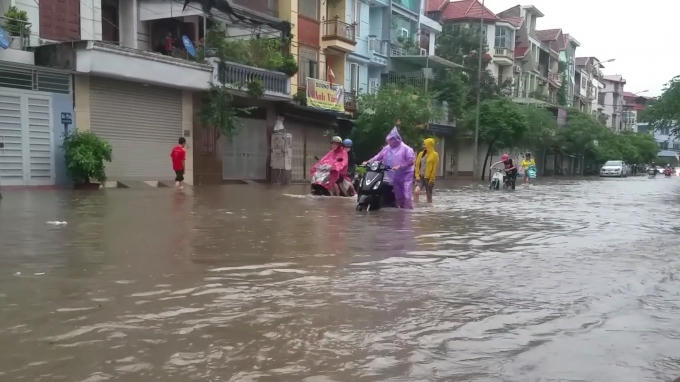 Hầu hết các xe máy khi qua đây đều phải dắc bộ, không thể đi, có nhiều xe bị chết máy. Ảnh: Huy Trung.