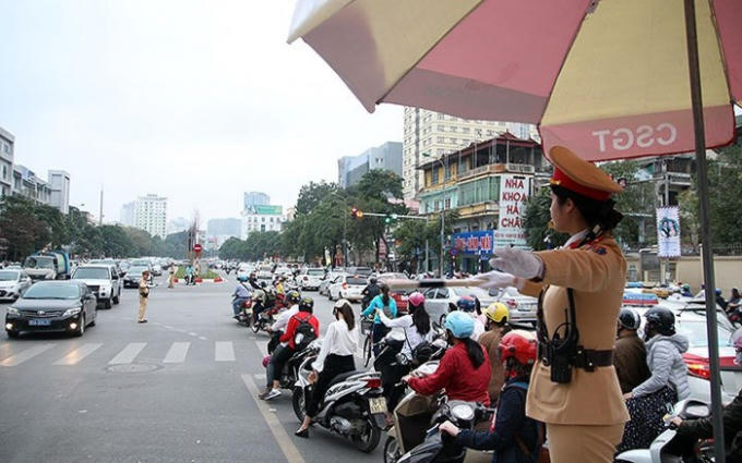 Bắt đầu ca l&agrave;m việc từ 6h s&aacute;ng, nhiều h&ocirc;m c&aacute;c nữ CSGT Thủ đ&ocirc; kết th&uacute;c ca trực v&agrave;o đ&ecirc;m. Nh&agrave; thiếu &uacute;y Nguyễn Ch&acirc;u Linh, Đội CSGT số 3 ở xa Đội v&agrave; c&aacute;c điểm chốt. Để đảm bảo đ&uacute;ng giờ đứng bục ph&acirc;n l&agrave;n, Linh phải dậy từ 5h s&aacute;ng h&agrave;ng ng&agrave;y.