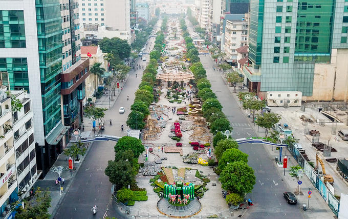 Sau gần nửa tháng thi công, đường hoa Nguyễn Huệ xuân Mậu Tuất đã hoàn thiện cơ bản để kịp khai trương vào 28 Tết. Đường hoa dài 720 m, kéo dài từ UBND đến đường Tôn Đức Thắng. Đây là năm thứ 15, TP HCM tổ chức đường hoa.