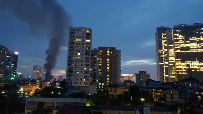 Cột khói cao ngút bốc lên từ đám cháy.