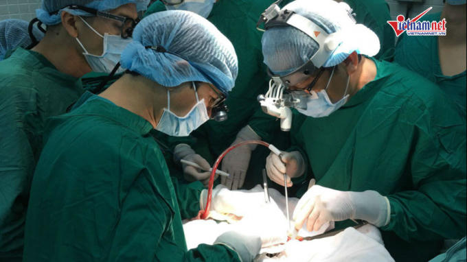 Ê-kíp bác sĩ phẫu thuật ghép tim cho người bệnh
