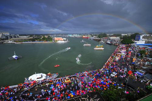 Lễ hội Dinagyang, diễu hành sông nước ở Philippines.