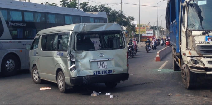 Xe du lịch bị biến dạng phần đuôi.