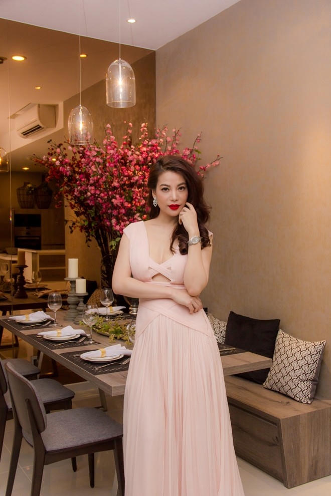 Trương Ngọc Ánh lôi cuốn mọi ánh nhìn khi diện chiếc đầm hồng phớt có những đường cắt tinh tế. Người đẹp đã chọn mua một căn hộ tại dự án The Ascent (TP HCM).