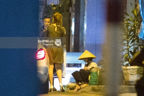 Khi trở ra, Trấn Thành không ngại cõng Hari Won ra xe trông rất tình cảm.