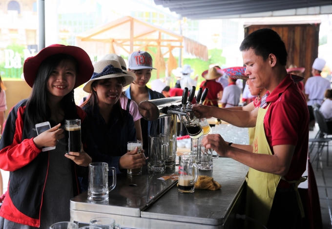 Ngay trước giờ khai mạc, rất đông du khách đã xếp hàng để được phục vụ bia miễn phí.