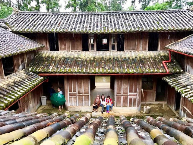 Khu dinh thự của Vua Mèo được xây dựng giữa cánh đồng Sà Phìn trên một quả đồi hình lưng con rùa (Ảnh: Hoàng Ngọc)