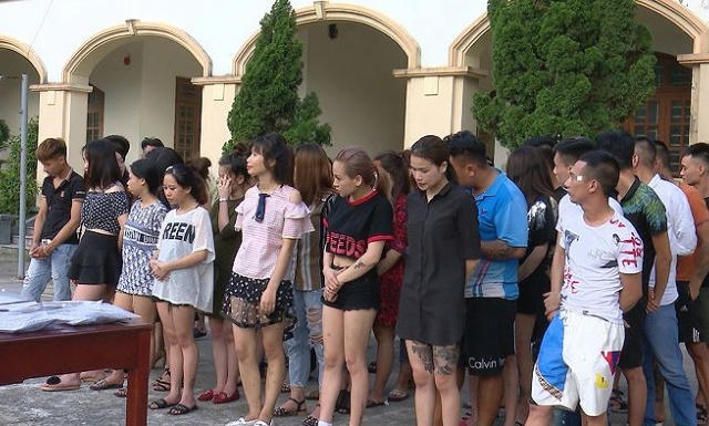 20 cô gái 'thác loạn' với hàng chục gã trai trong quán karaoke lúc nửa đêm