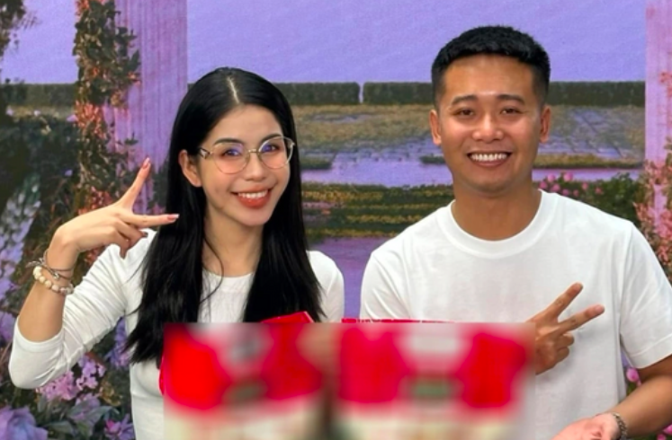 Quang Linh Vlogs và Hằng Du Mục trong một phiên livestream bán hàng. Ảnh: Cắt từ video