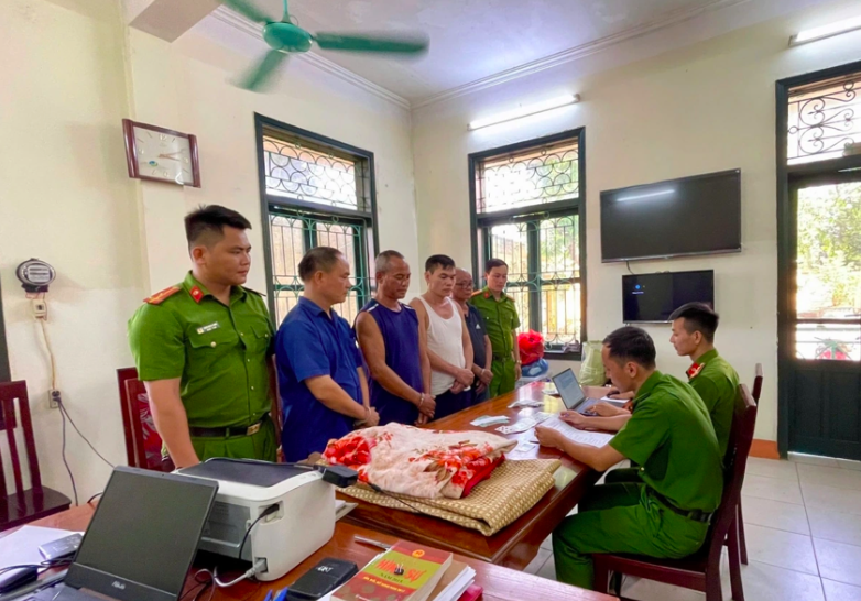 Công an xã Hạ Hoà bắt giữ vụ đánh bạc, thu giữ số tiền 34,1 triệu đồng ngay trong ngày đầu ra quân thực hiện đợt cao điểm. Ảnh CAPT.