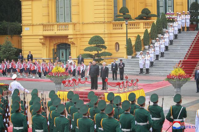 15h30 chiều 1/3, Tổng Bí thư, Chủ tịch nước Nguyễn Phú Trọng chủ trì lễ đón chính thức Chủ tịch Triều Tiên Kim Jong-un tại Phủ Chủ tịch.