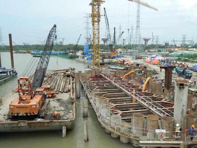 Siêu dự án gần 10.000 tỷ đồng ngưng thi công nửa năm qua, hàng nghìn tỷ đồng sắt thép ngâm dưới nước đang dần bị hoen rỉ...