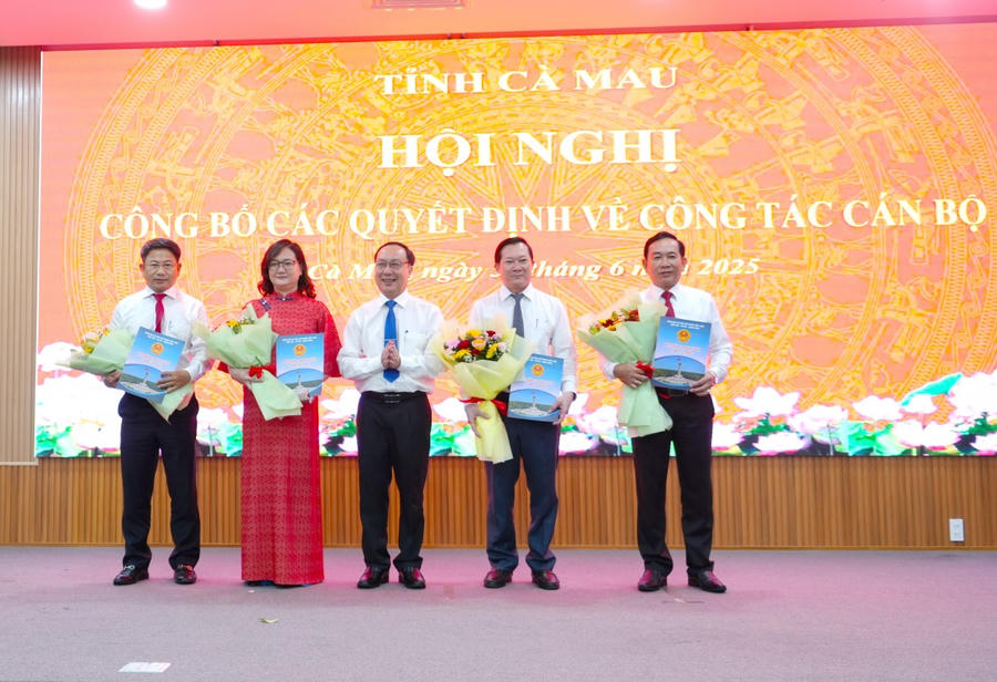 Ông Phan Hoàng Vũ - Phó Chủ tịch HĐND tỉnh Cà Mau, trao Quyết định của Thường trực HĐND tỉnh bổ nhiệm các Phó Chánh Văn phòng Đoàn Đại biểu quốc hội và HĐND tỉnh Cà Mau.