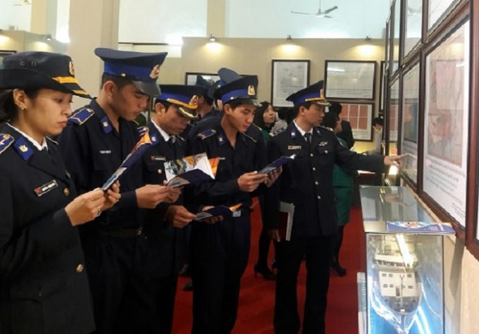 Các đại biểu tham quan tài liệu được trưng bày tại Triển lãm.