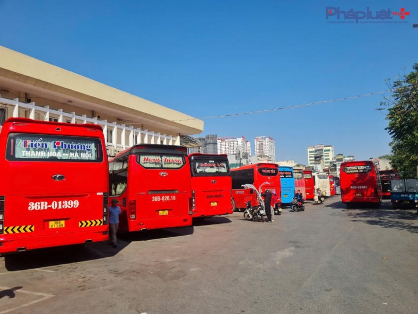 Các nhà xe tham gia đưa, đón khách tại bến xe Giáp Bát.