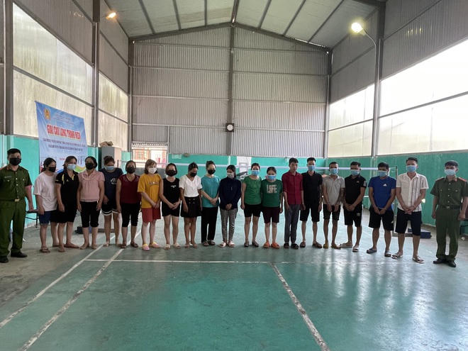 Các đối tượng tham gia đánh bạc giữa mùa dịch vừa bị công an tạm giữ (Ảnh: Công an cung cấp).