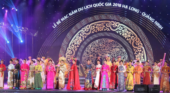 Trình diễn thời trang áo dài.