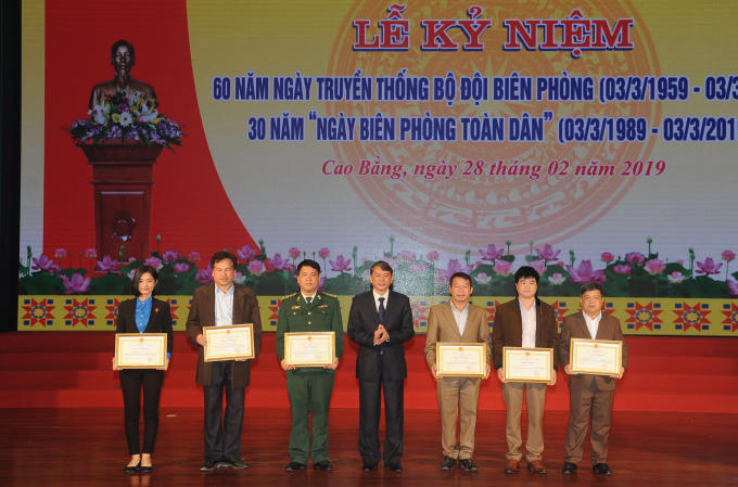 UBND tỉnh Cao Bằng tặng cờ thi đua cho tập thể, cá nhân có thành tích xuất sắc.