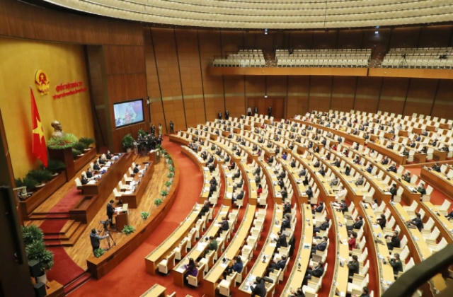 Sáng 6/1, các ĐBQH thảo luận tại tổ về nhiều dự án Luật quan trọng