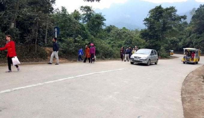 Đường đồi dốc nhưng lái xe vẫn cho xe chạy rất nhanh.