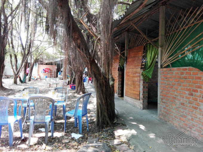 Mát-xa trá hình trong những quán cà phê ở miền Tây.