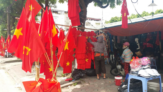 Các sạp hàng tất bật cho ngày "đặc biệt" này.