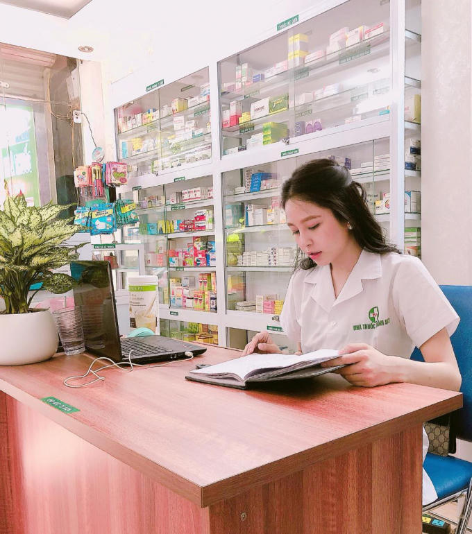 Trâm Anh đang là nàng dược sĩ có vóc dáng nóng bỏng nhất hiện nay. Instagram của cô nàng có hàng chục nghìn người theo dõi.